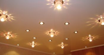 Расположение светильников на натяжном потолке: в зале, в спальне, на кухне и т.д.