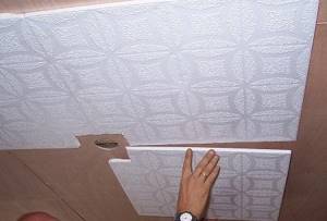Благодаря потолочной плитке можно существенно улучшить эстетические качества потолка 