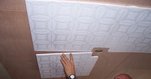Как отделать потолок плиткой
