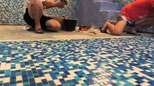 Монтаж мозаичной плитки на полу кухни