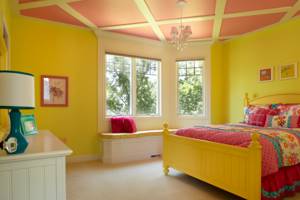 Розовый потолок в комнате с желтыми стенами