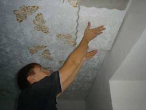 Как отделать потолок плиткой